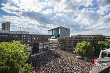 910677 Overzicht van het Vredenburgplein tijdens het verrassingsconcert van de Utrechtse band Kensington te Utrecht, ...
